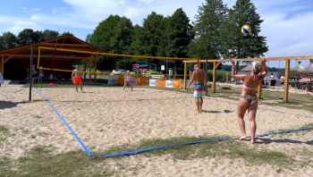 Pary mieszane zagrały turniej o puchar wójta w piłkę plażową