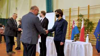100 tysięcy wręczone uczniom