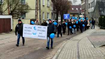 Przemaszerowali ulicami miasta z białymi wstążkami