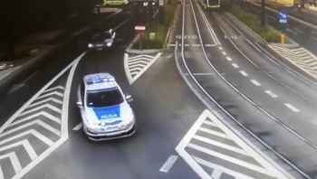 Policjanci eskortowali auto z rodząca kobietą