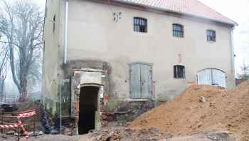 Trwają prace budowlane przy zabytkowym spichlerzu w Hartowcu