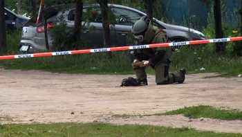 Nosił pocisk w plecaku i wręczył go policjantom [FILM]