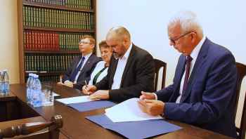 Wojewoda dofinansował remont szkół w Rybnie