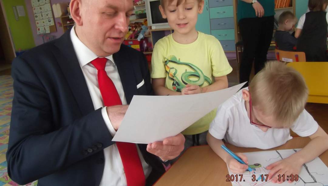 Burmistrz czytał przedszkolakom