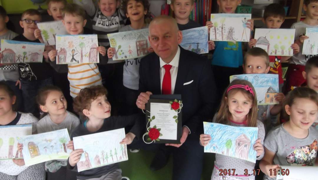 Burmistrz czytał przedszkolakom