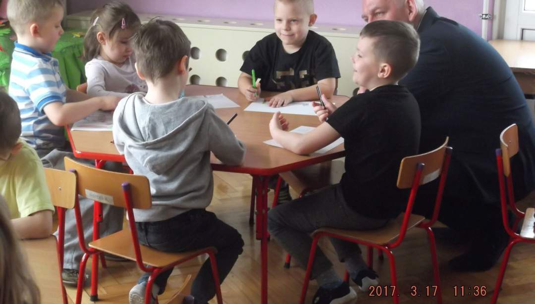 Burmistrz czytał przedszkolakom