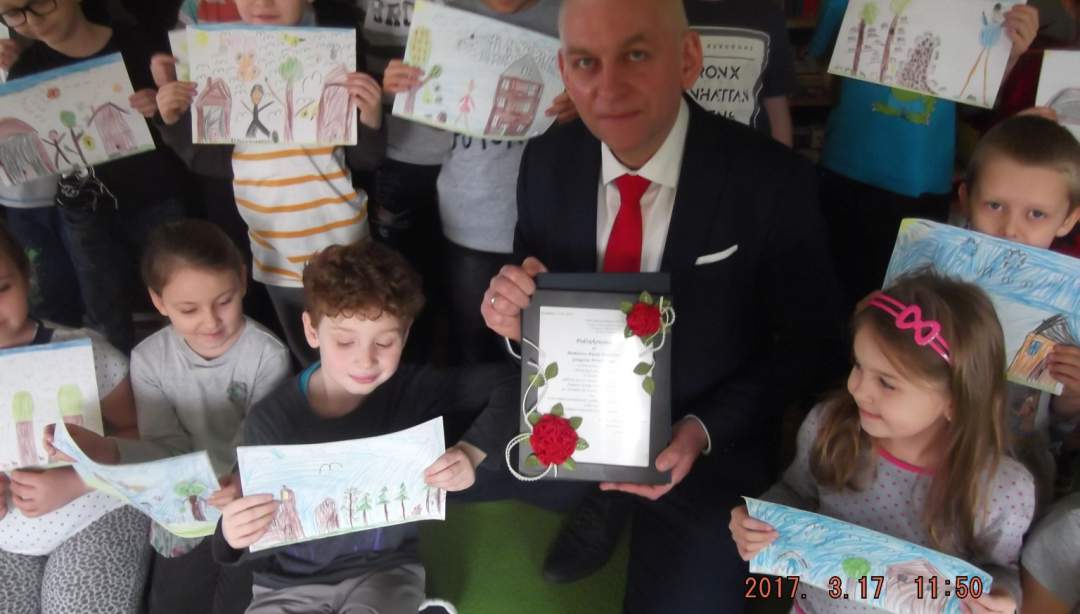 Burmistrz czytał przedszkolakom