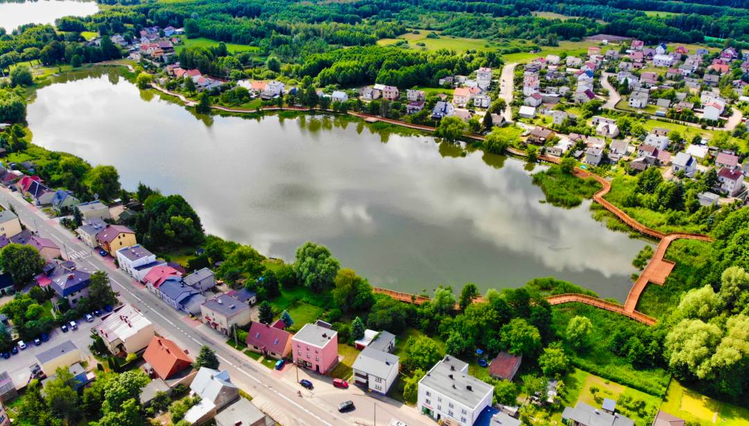 Deptak wokół jeziora w Rybnie został odebrany