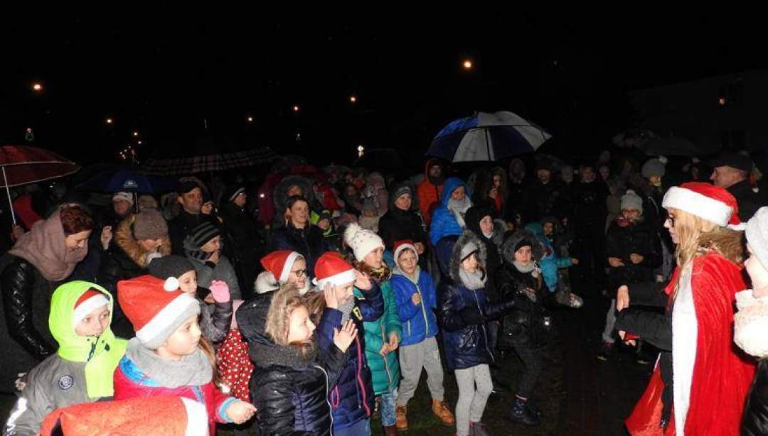 Magicznie rozświetliliśmy choinkę w Płośnicy