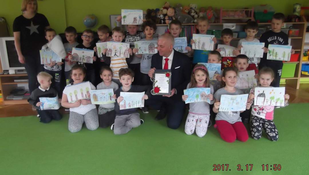 Burmistrz czytał przedszkolakom