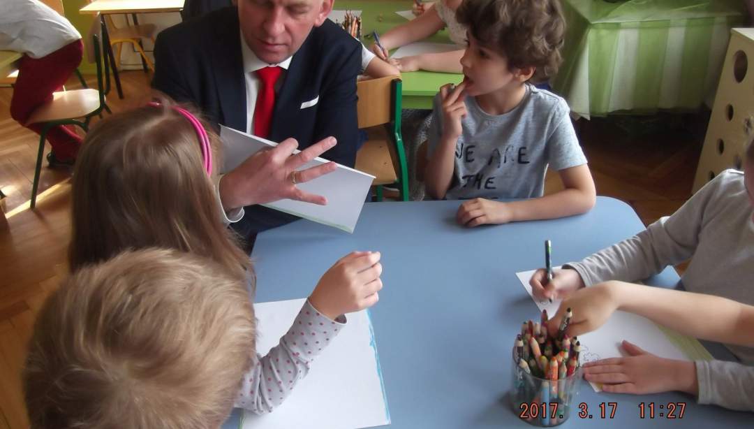 Burmistrz czytał przedszkolakom