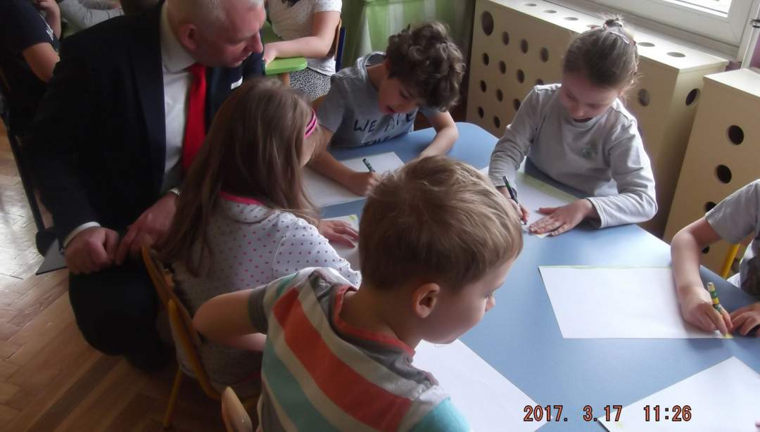Burmistrz czytał przedszkolakom