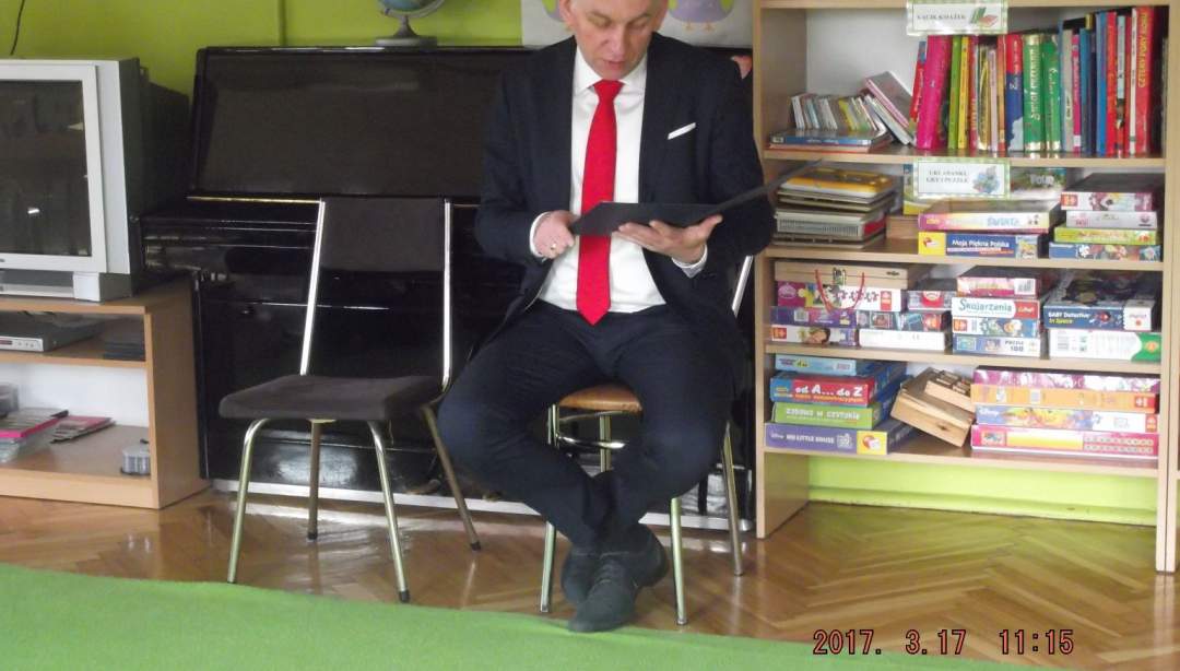 Burmistrz czytał przedszkolakom