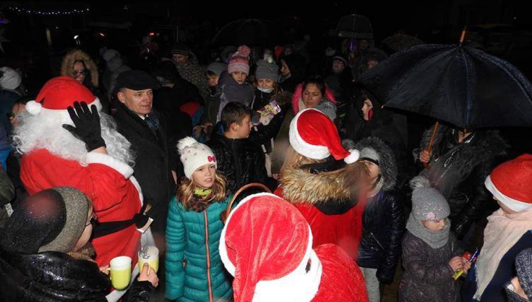 Magicznie rozświetliliśmy choinkę w Płośnicy