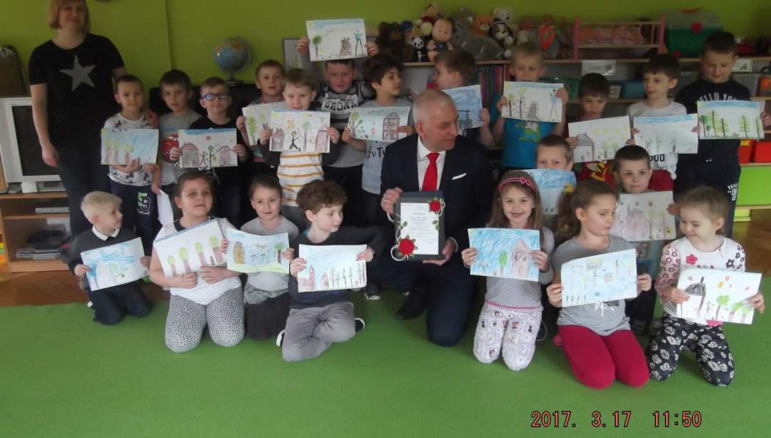 Burmistrz czytał przedszkolakom