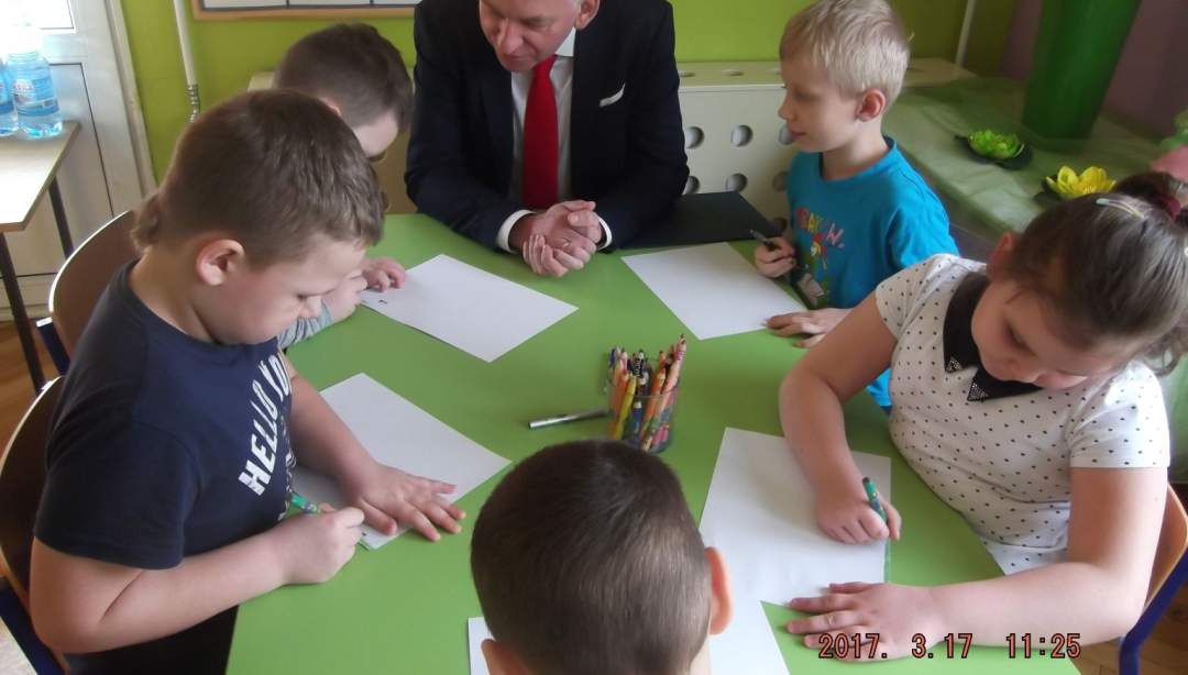 Burmistrz czytał przedszkolakom