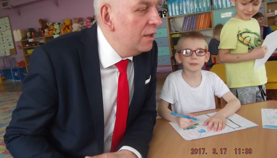 Burmistrz czytał przedszkolakom