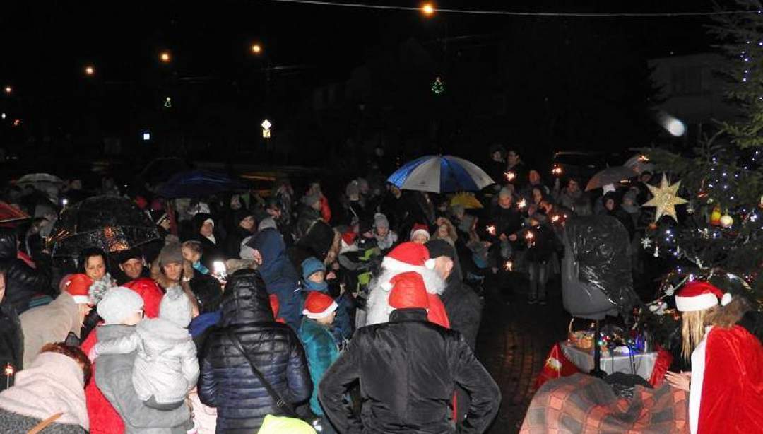 Magicznie rozświetliliśmy choinkę w Płośnicy