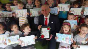 Burmistrz czytał przedszkolakom