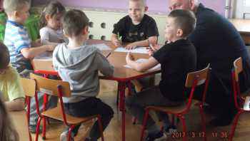 Burmistrz czytał przedszkolakom