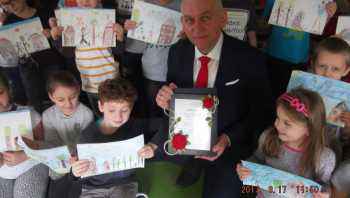 Burmistrz czytał przedszkolakom
