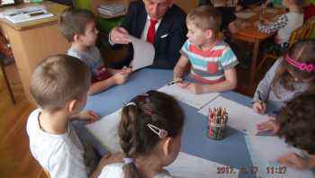 Burmistrz czytał przedszkolakom