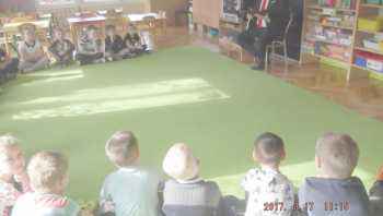 Burmistrz czytał przedszkolakom