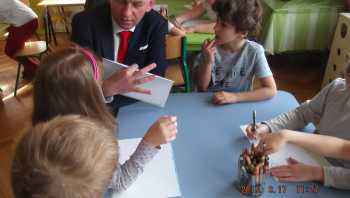 Burmistrz czytał przedszkolakom