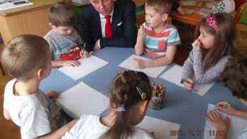 Burmistrz czytał przedszkolakom