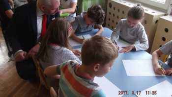 Burmistrz czytał przedszkolakom