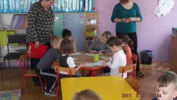 Burmistrz czytał przedszkolakom