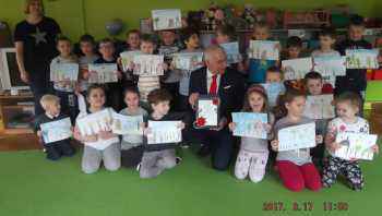 Burmistrz czytał przedszkolakom