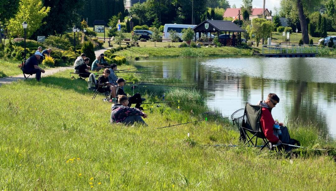 🎣🐟 Młodzi wędkarze opanowali zbiornik w Żabinach!