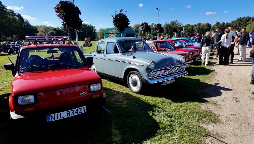 🚗✨ Klasyczna motoryzacja ponownie zawitała do Lidzbarka! 🏁