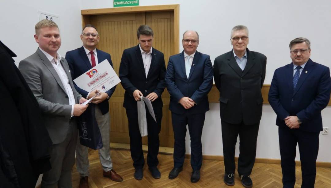 Nagrodzeni za logo na 100lecie powiatu. (Fot. Piotr Utrata)