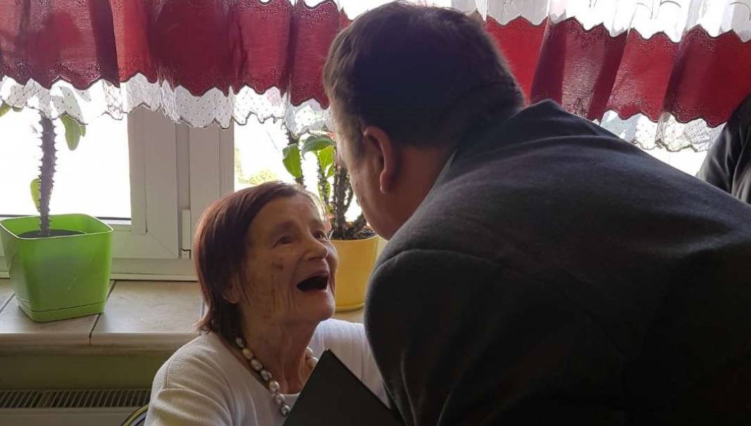 Pani Helena Rojek obchodzi 90 urodziny. (Fot. UG Działdowo)