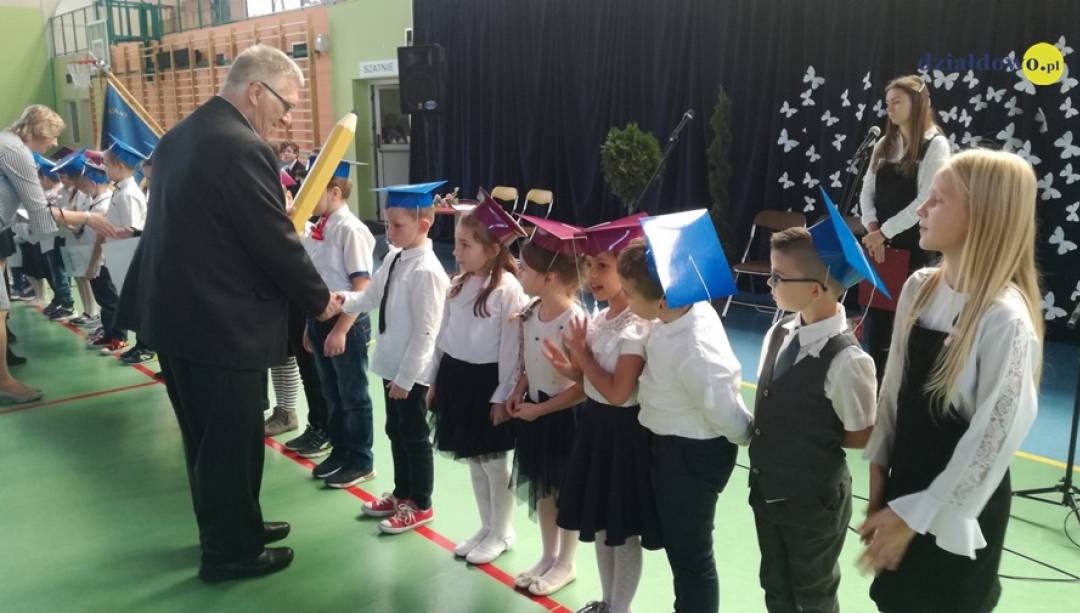Obchody Dnia Edukacji Narodowej oraz pasowanie na ucznia w SP2. (Fot. Anna Waks)