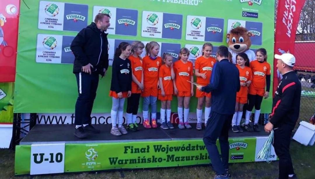 Zobacz, jak dobre są nasze młode piłkarki! (Fot. SP Uzdowo)