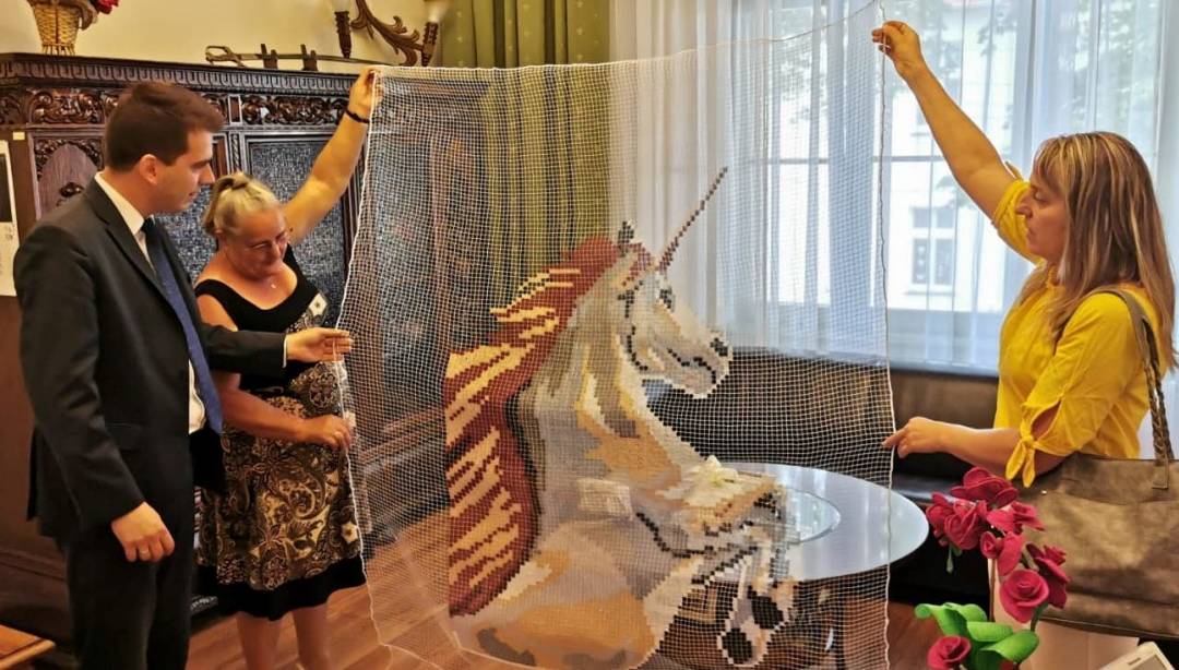 Dwa tygodnie haftowała herb miasta. (Fot. UMiG)