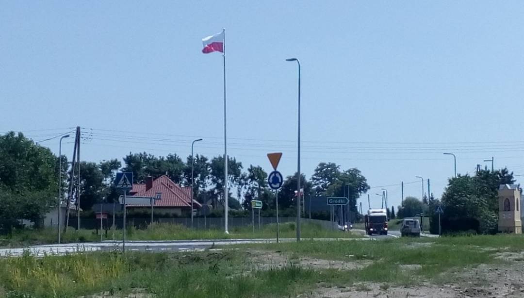 Na rondzie w Tuczkach stanął 12-metrowy maszt. (Fot. UG Rybno)
