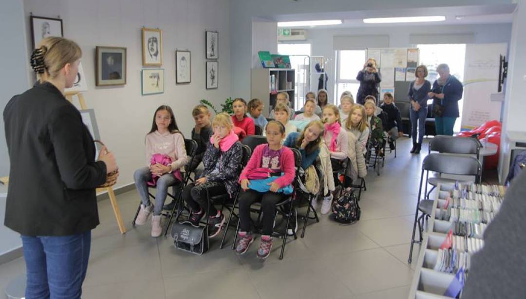 Przedmiot zwykły czy niezwykły? - gra miejska w bibliotece. (Fot. Karol Wrombel/DzieńDobryDziałdowo.pl)