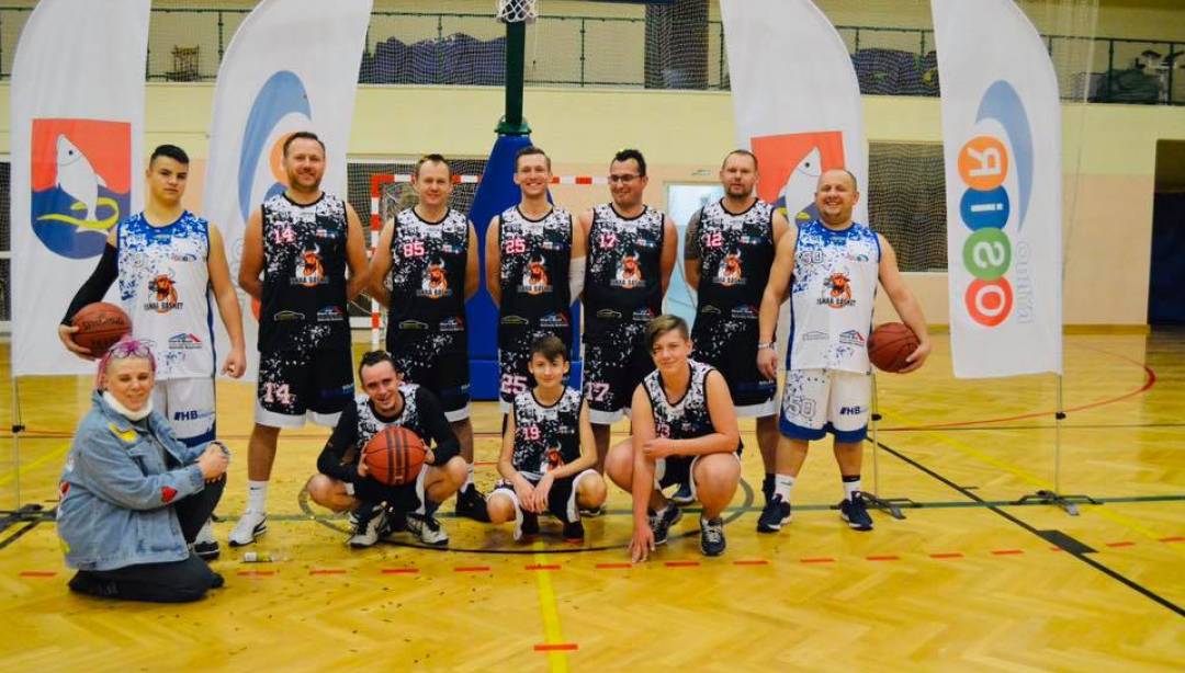 Amatorska drużyna Iskra Basket z nowymi strojami