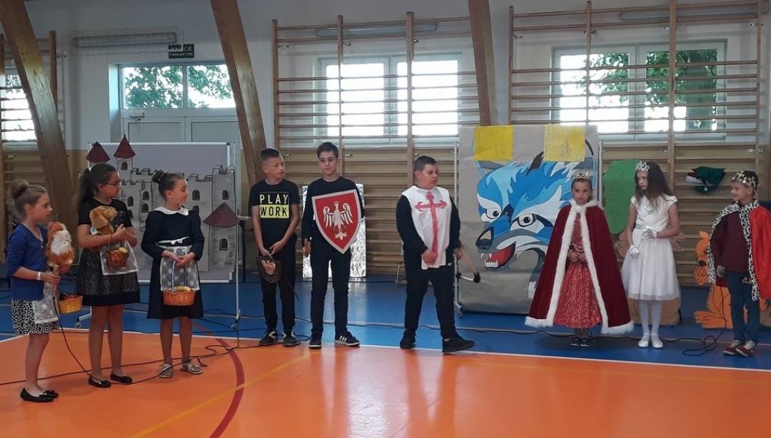 Po raz pierwszy w Szkole Podstawowej im. Henryka Sienkieicza w Niechłoninie  został zorganizowany I Gminny Przegląd Krótkich Form Teatralnych w języku angielskim. (Fot. SP Niechłonin)