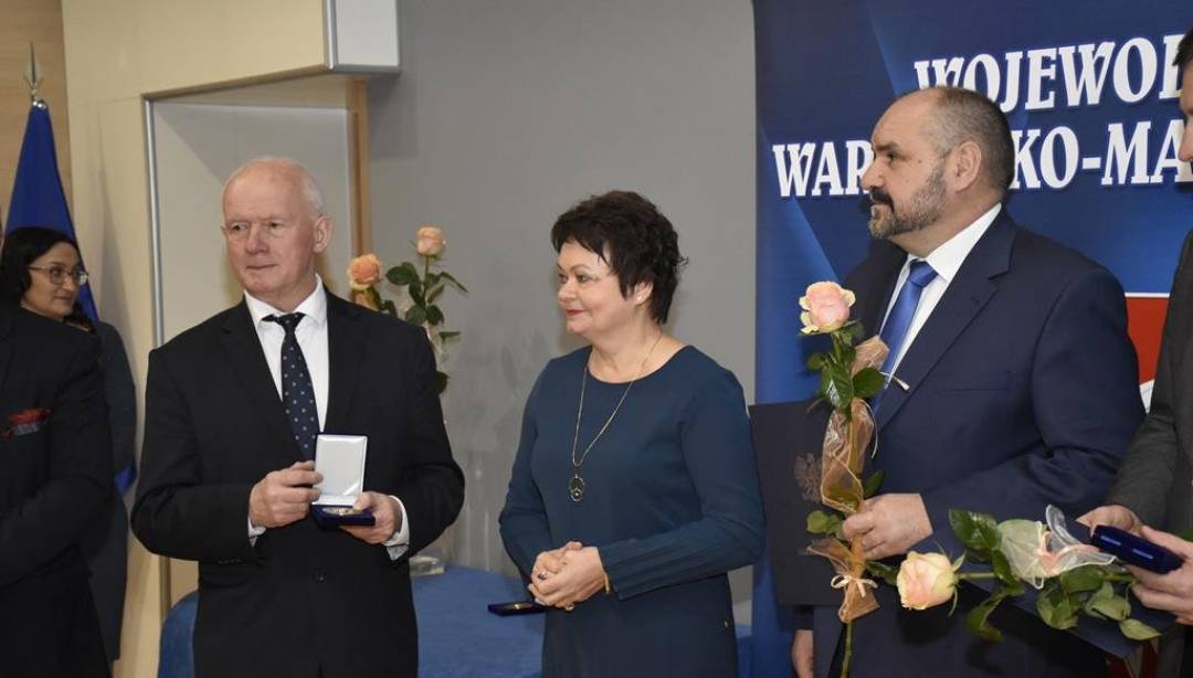 Tomasz Węgrzynowski laureatem nagrody Amicus Bonus. (Fot. uw.olsztyn.pl)