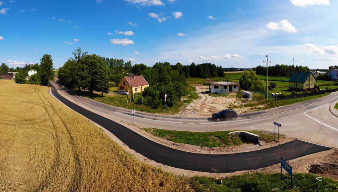 Trwa wylewanie asfaltu na ścieżce Rybno-Dębień. (Fot. MO)