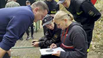 Strażacy integrowali się na strzelnicy