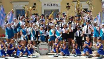 Młodzieżowa Orkiestra Dęta przy OSP w Płośnicy wróciła z Białegostoku z wielkimi pucharami