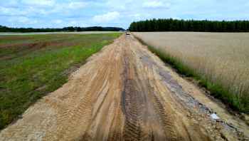 Naprawiają zniszczona drogę