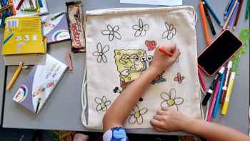 Przywitały szkołę z własnoręcznie pomalowanymi torbami