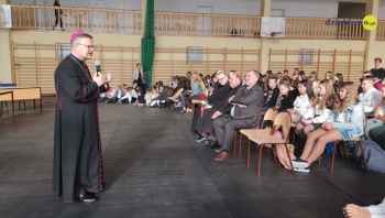 Biskup Wiesław Śmigiel odwiedził Zespół Szkół nr 2